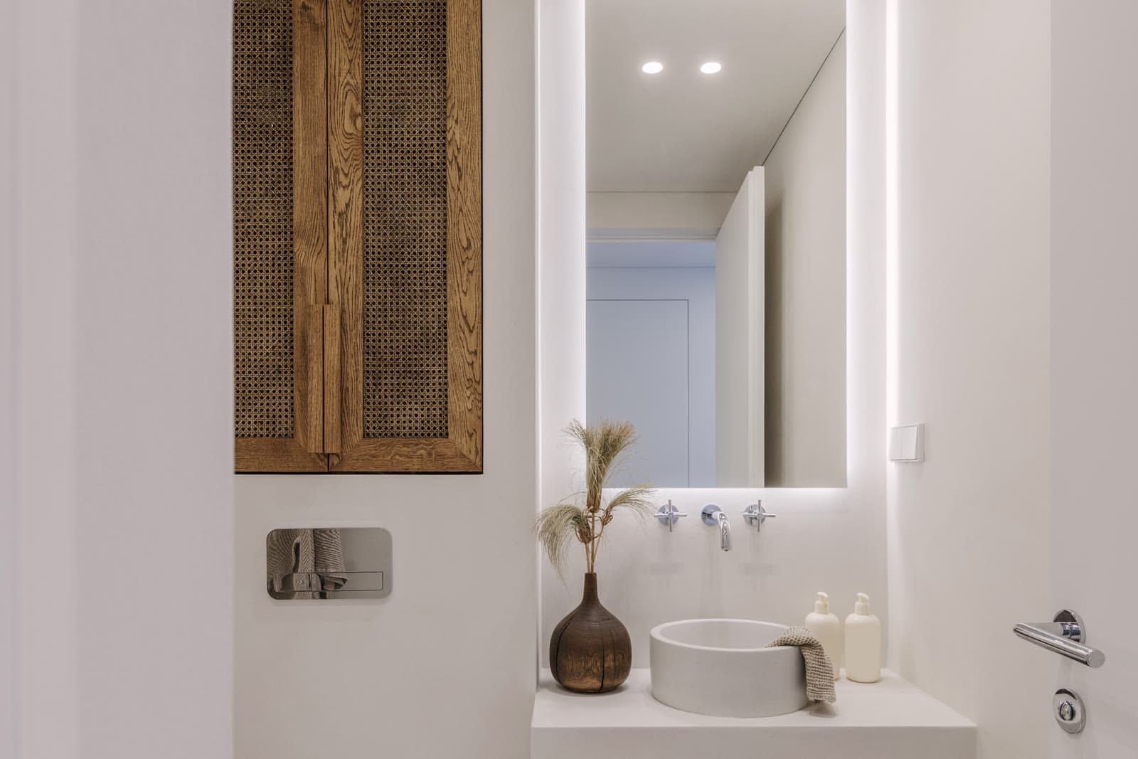 Minimalist bathroom with microcement Houston