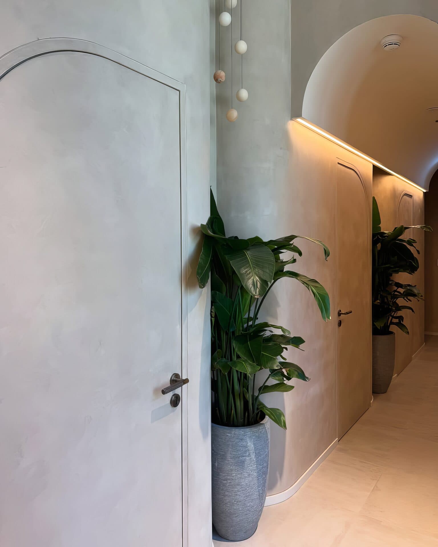 Microcement walls with dramatic archway
