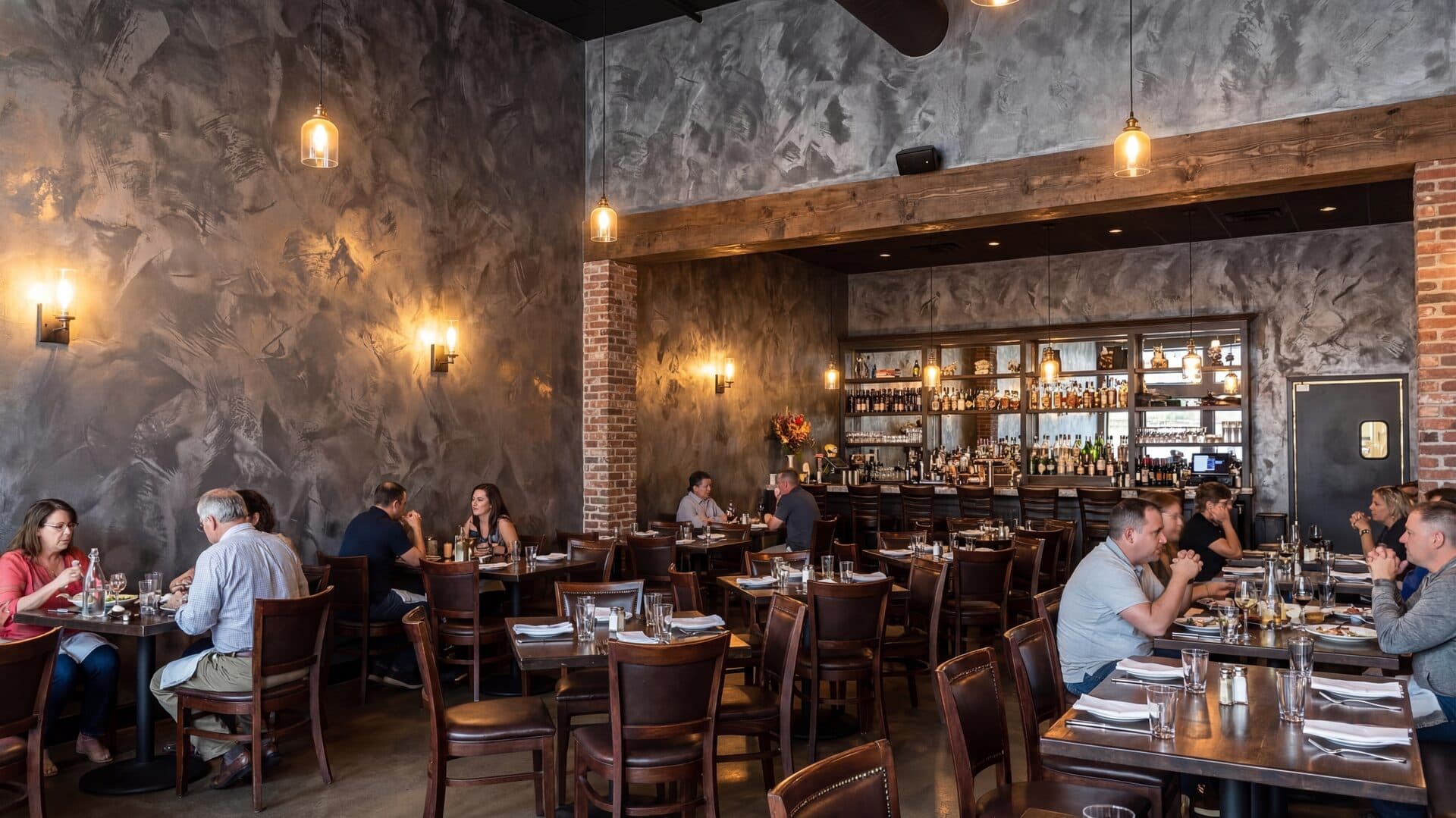 Armonia satin-metallic decorative wall finish — Restaurant